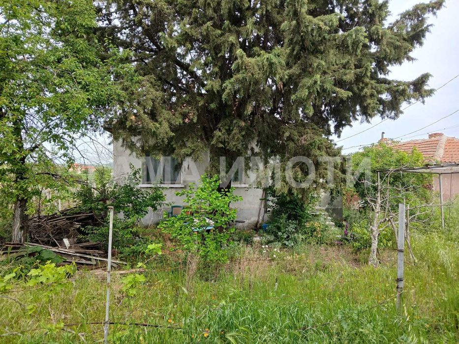 Едноетажна къща в с. Лъка, близо до центъра на селото