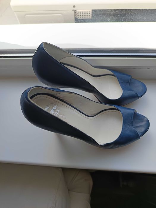 Продавам дамски обувки Bata