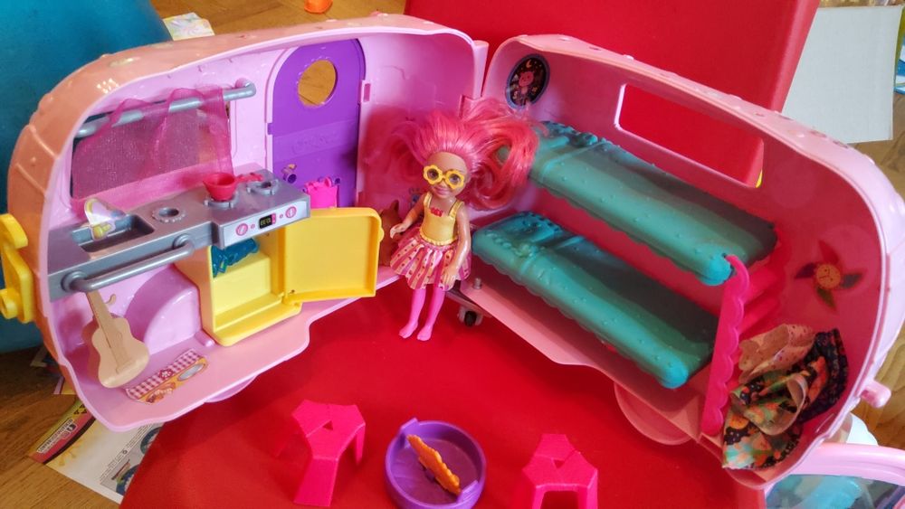 Манекен barbie + Краваната на Челси и  вила за домашни любимци BARBIE