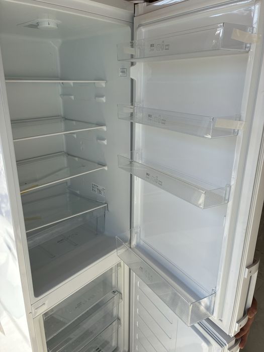 Vând 2 combine frigorifice cu 4 si respectiv 3 sertare in stare  nouo de functionare cu garantie .Ideale pentru tot felul de produse combinate !