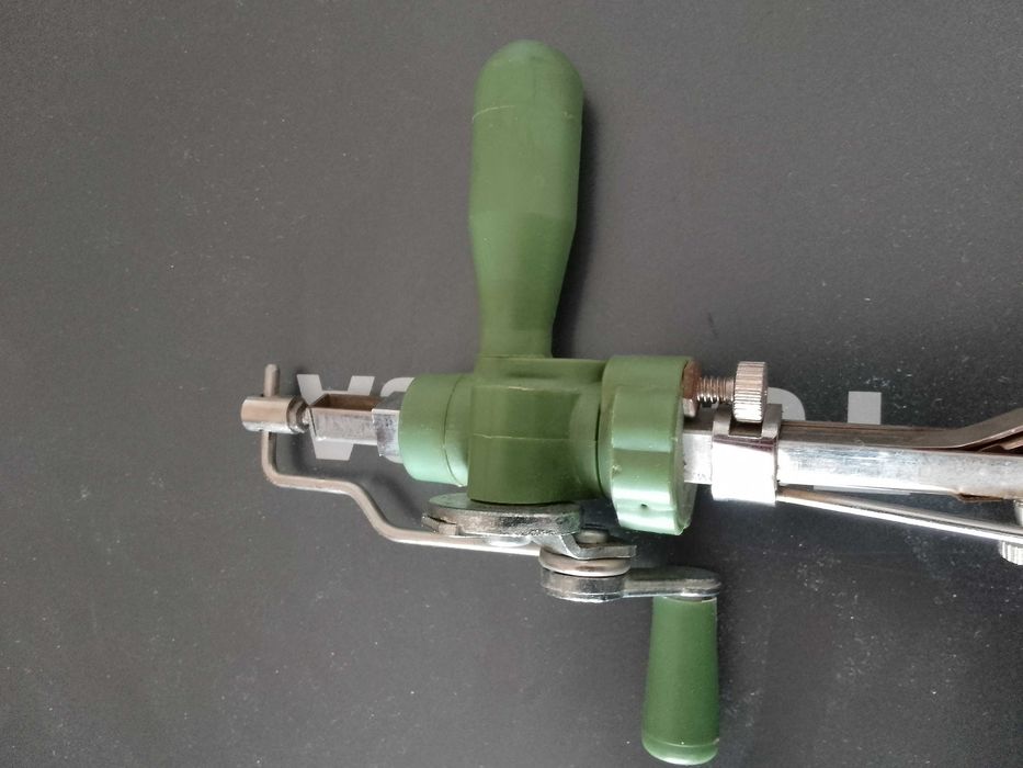 Професионална машинка за шиене