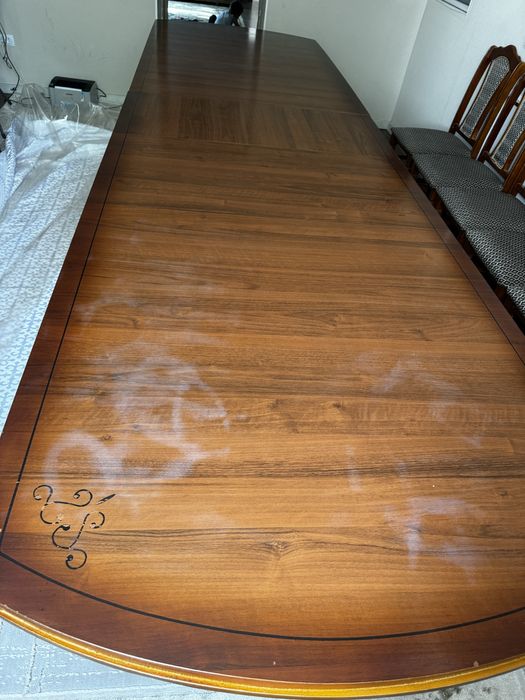 Стол со 16 стульями.