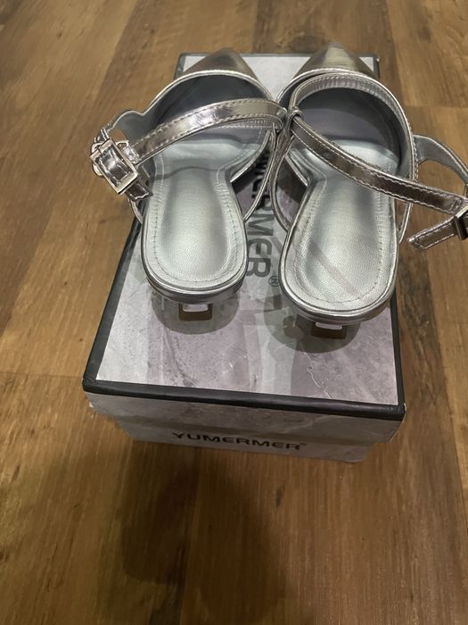 Босоножки серебристого цвета