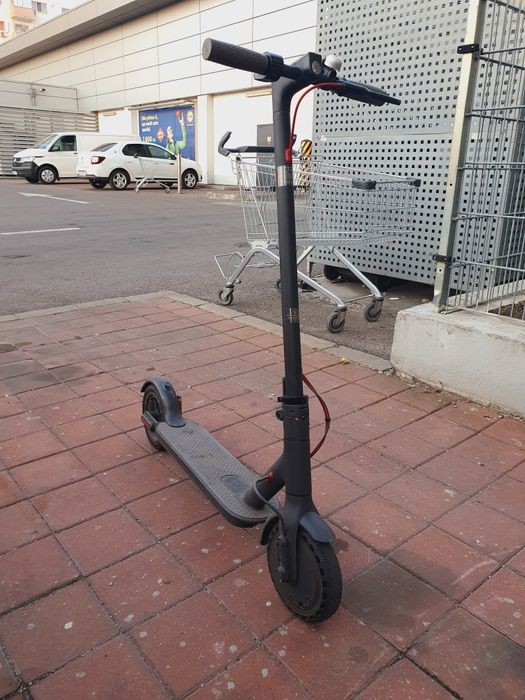 Vand Trotineta Electrica Xiaomi M365 Pro 2 25km/h + încărcător
