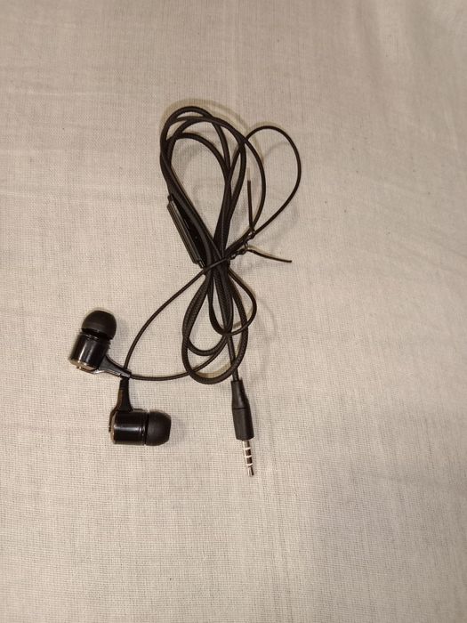 Продам наушники проводные.