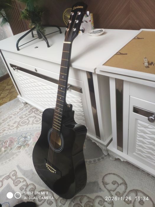 Акустическая гитара Levinson в идеальном состояний