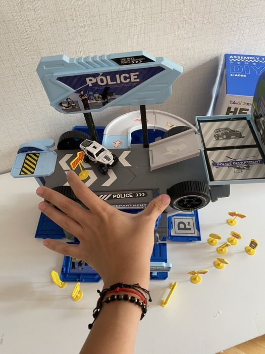 Полицейски камион - паркинг - 2 в 1