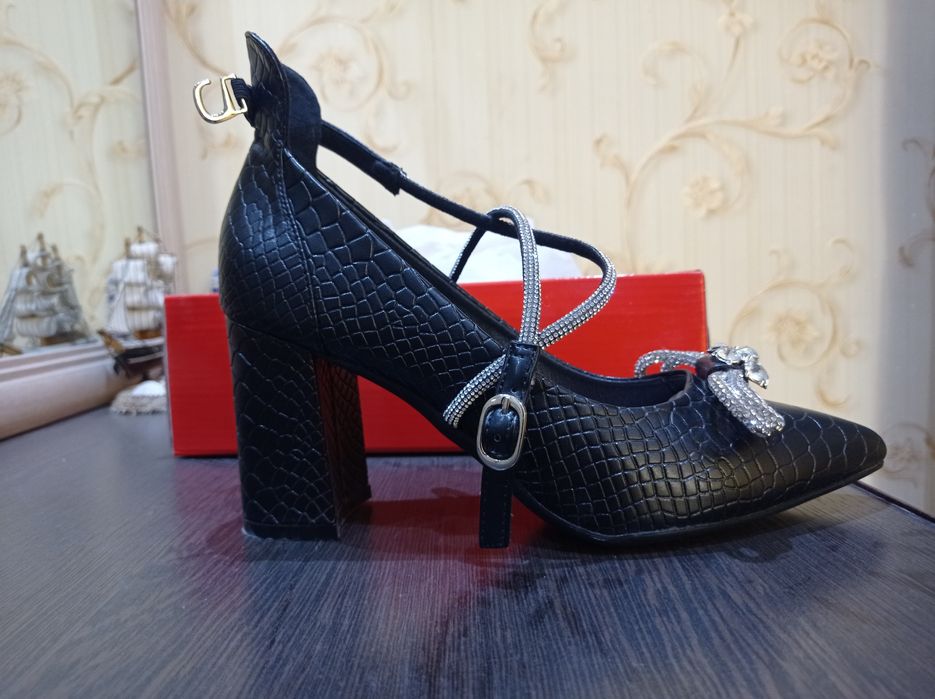 Ayollar oyoq kiyimi (tuflis)i ajoyib bejirim. Yangi kiyilmagan