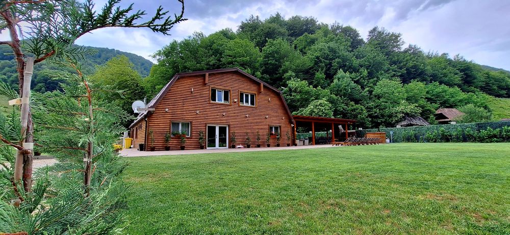 Cabana de inchiriat cu piscina interioara spa ciubar maxim 16 adulti