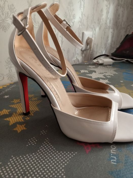 Новые босоножки натуральная лаковая кожа