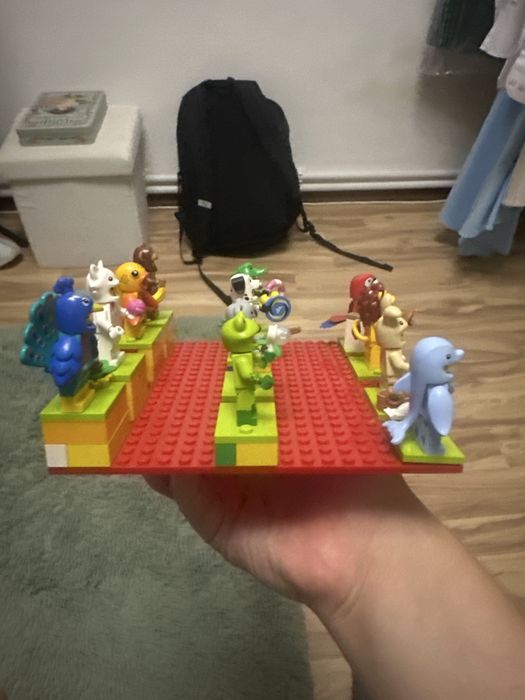 Lego minifigurine seria de colectie nr 28 + stand si instructiuni
