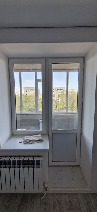 Продам пластиковый дверь с окном