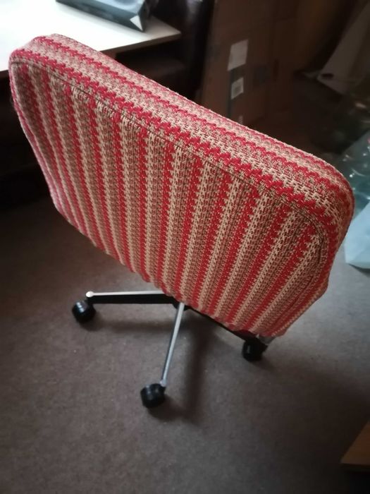 Продавам офис стол