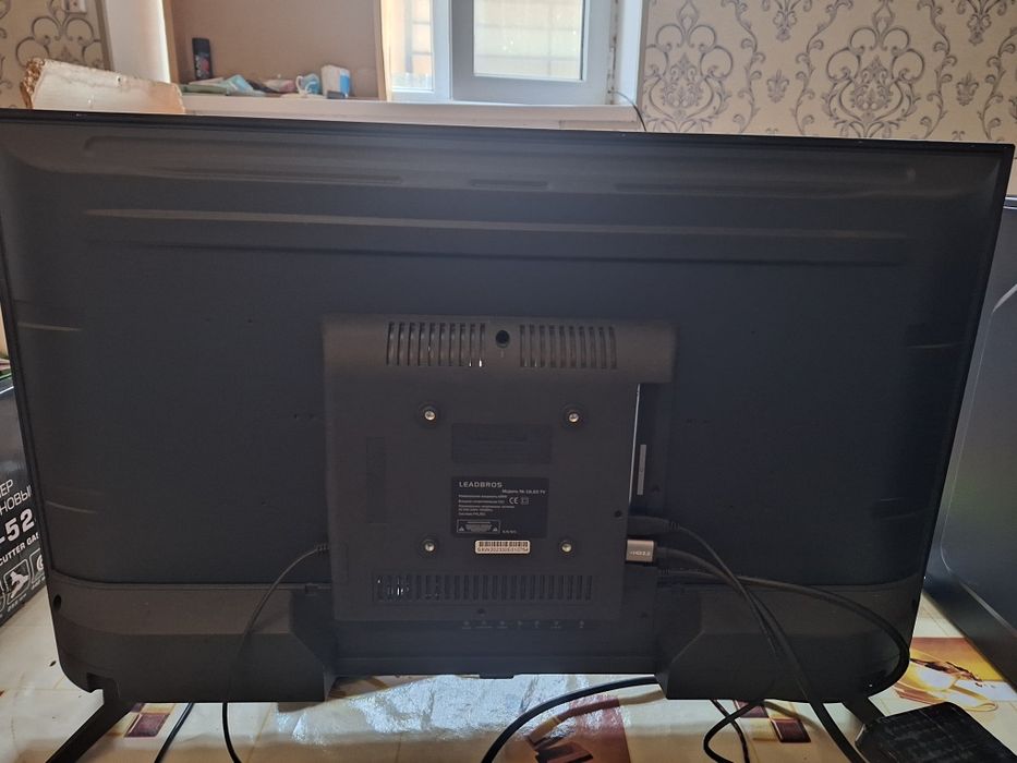 Продаеться телевизор Leadbros состояние хороши