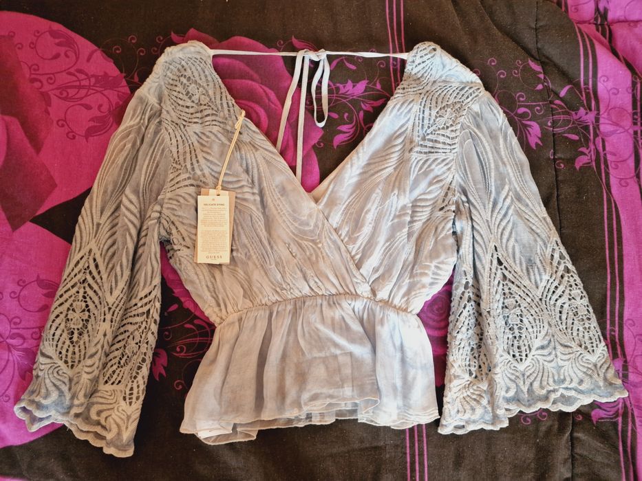 Guess бродиран топ