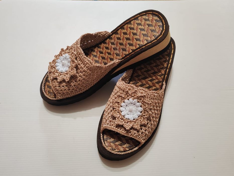 Қолдан тоқылған аяқ киімдер
Үйге ыңғайлы, жұмсақ, жылы 
Қолмен то