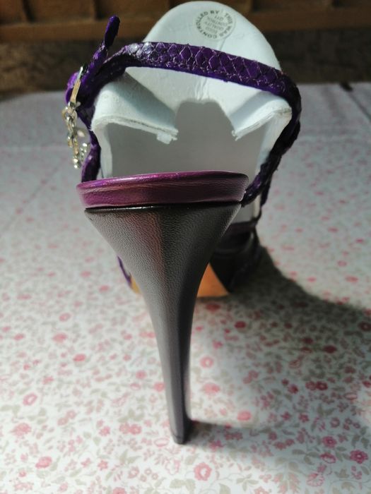 Sandalele Roberto Cavalli noi