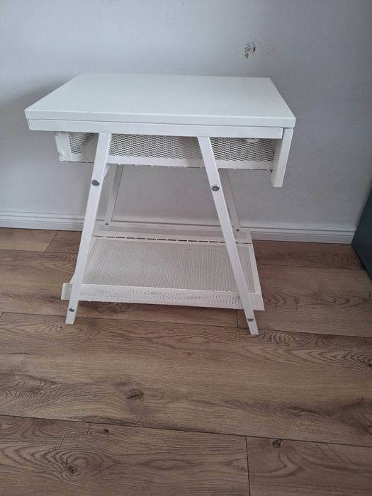 Noptiera albă din metal