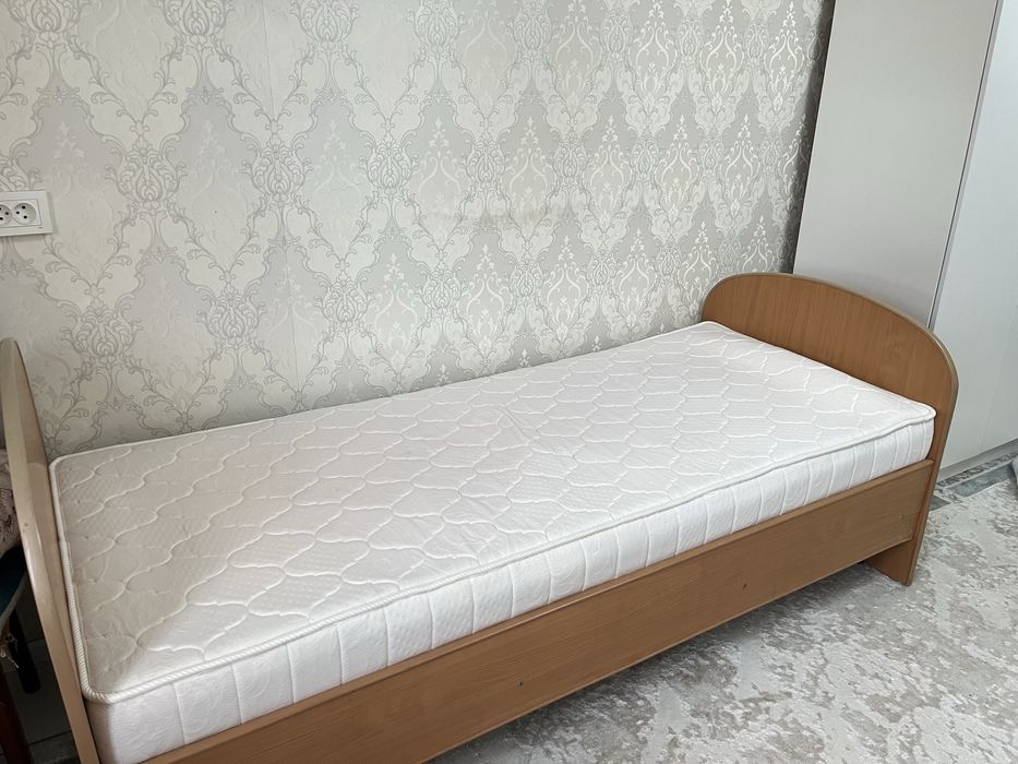 Кровать с матрасом