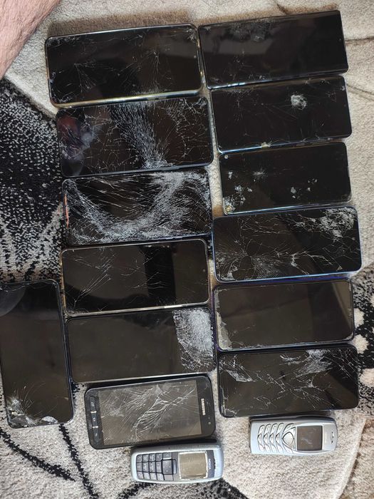 Телефони за части платките работят и меса заклучени