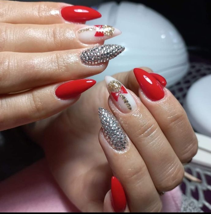 Manichiură, pedichiură si oja semi-permanenta