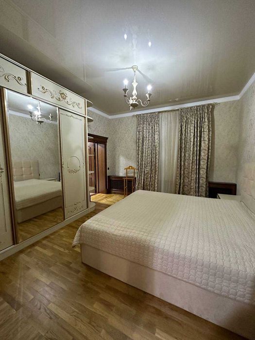 -Район: Мирзо-Улугбекский -Улица: Амир Темур  6.1 сотки 348  кв.м.