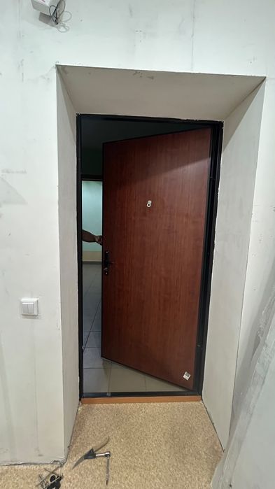 Выходной дверь б/у