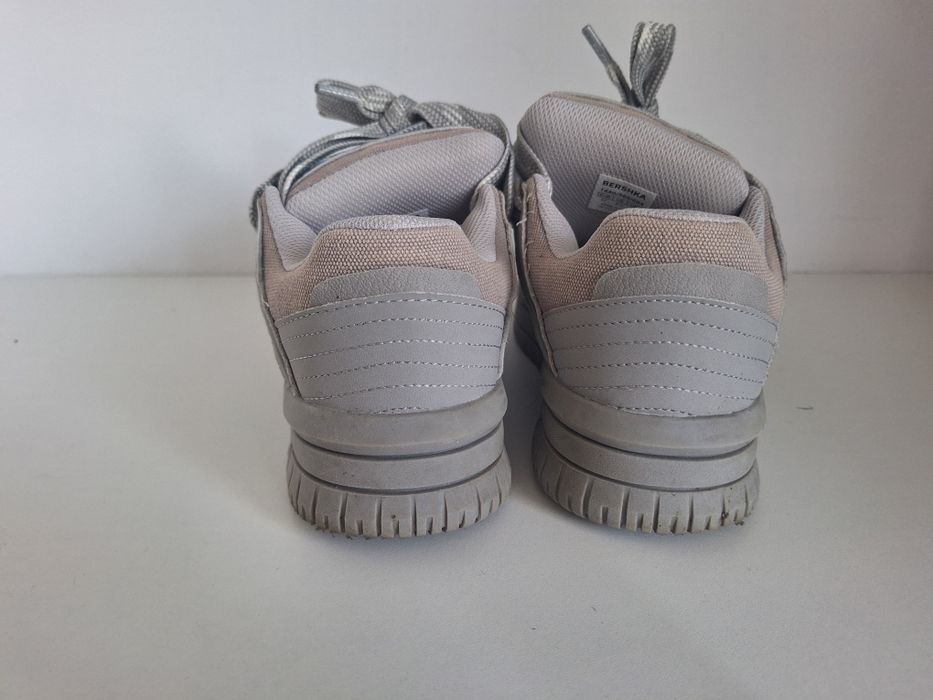 Adidași Bershka gri