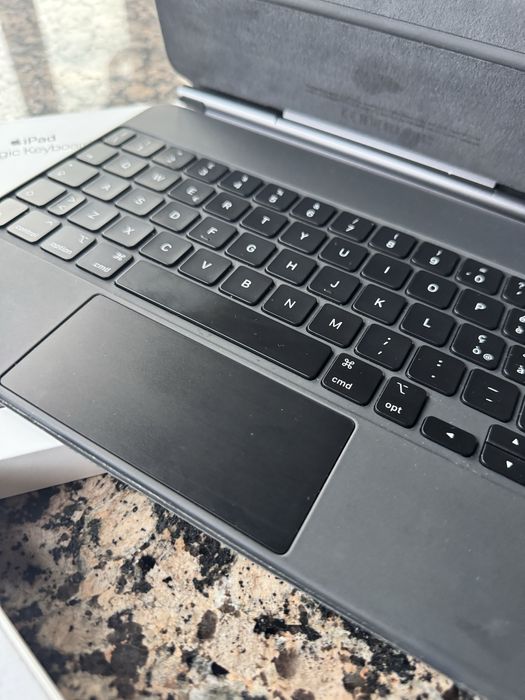 Apple Magic Keyboard: iPad Keyboard case for iPad Pro 11-inch / Air