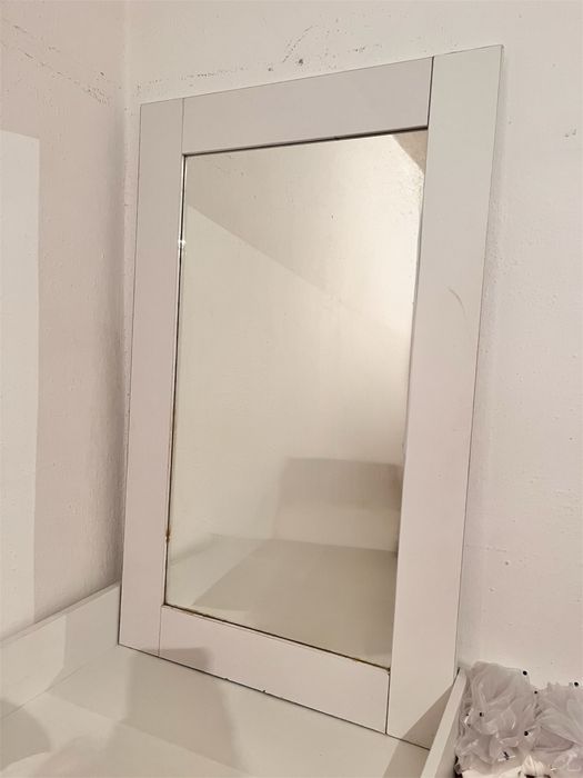 Настенное зеркало в белой раме