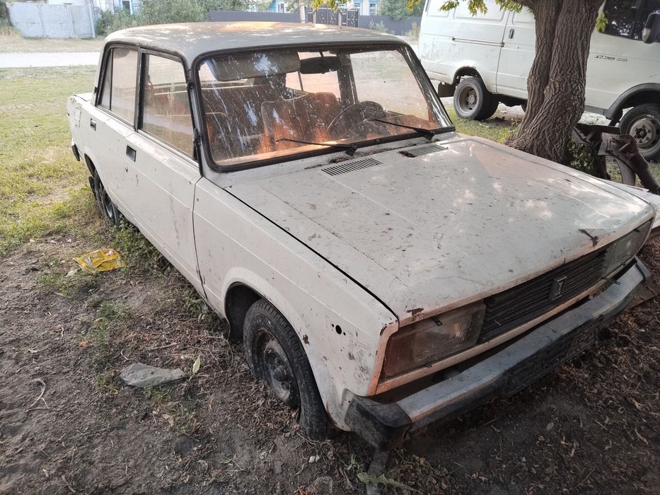 продаем жигули ,лада 2105 белого цвета