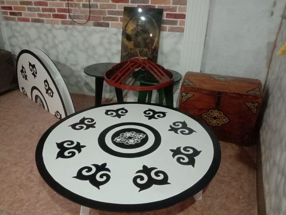 Столы круглые с национальным орнаментом
