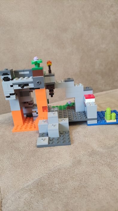 LEGO Minecraft - Пещера със зомбита 21141 и Битка в Ада 21139