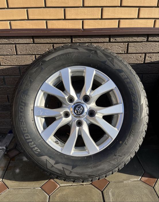 Продам резину вместе с дисками Toyota200