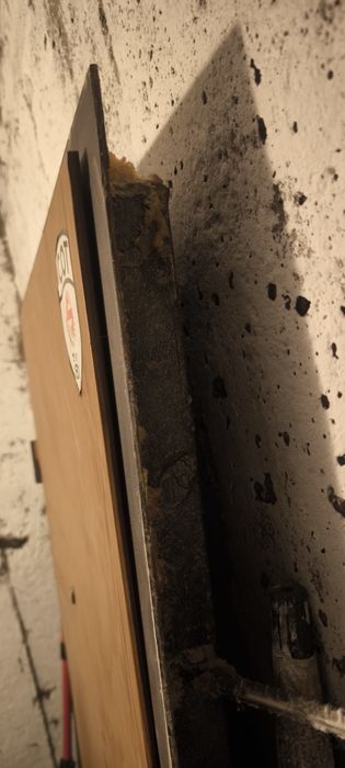 Продавам блиндирана входна врата