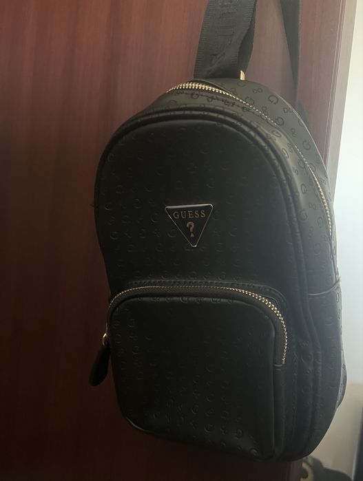 Vand rucsac Guess de dama pe umar