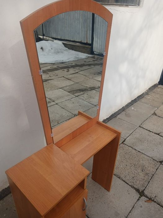 Тумбочка с зеркалом