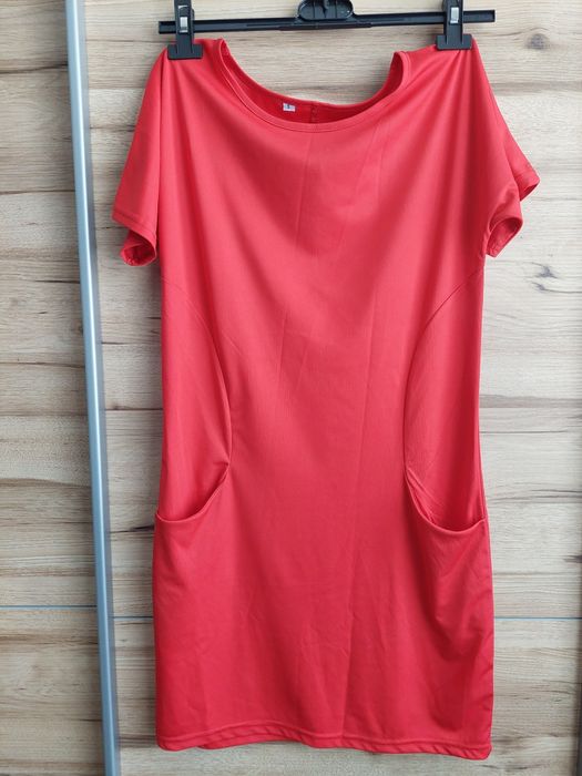 Червена дамска рокля