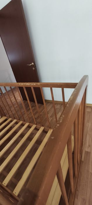 Детская кроватка с маятником