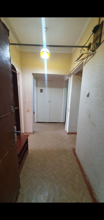Kvartera gulbozor 3 xona sotiladi