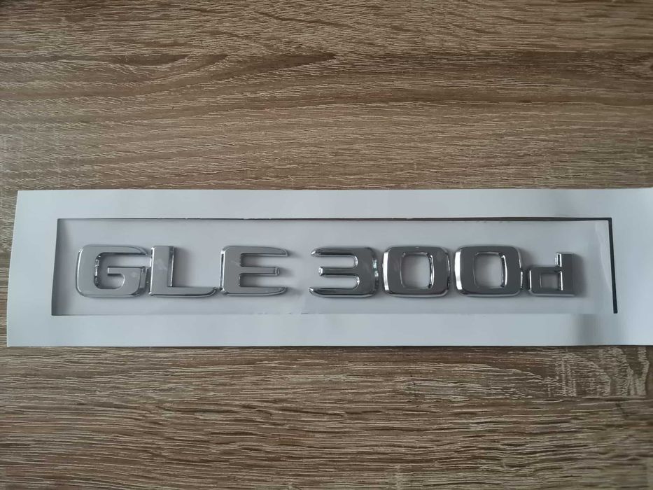 сребрист надпис Mercedes Benz GLE 300d