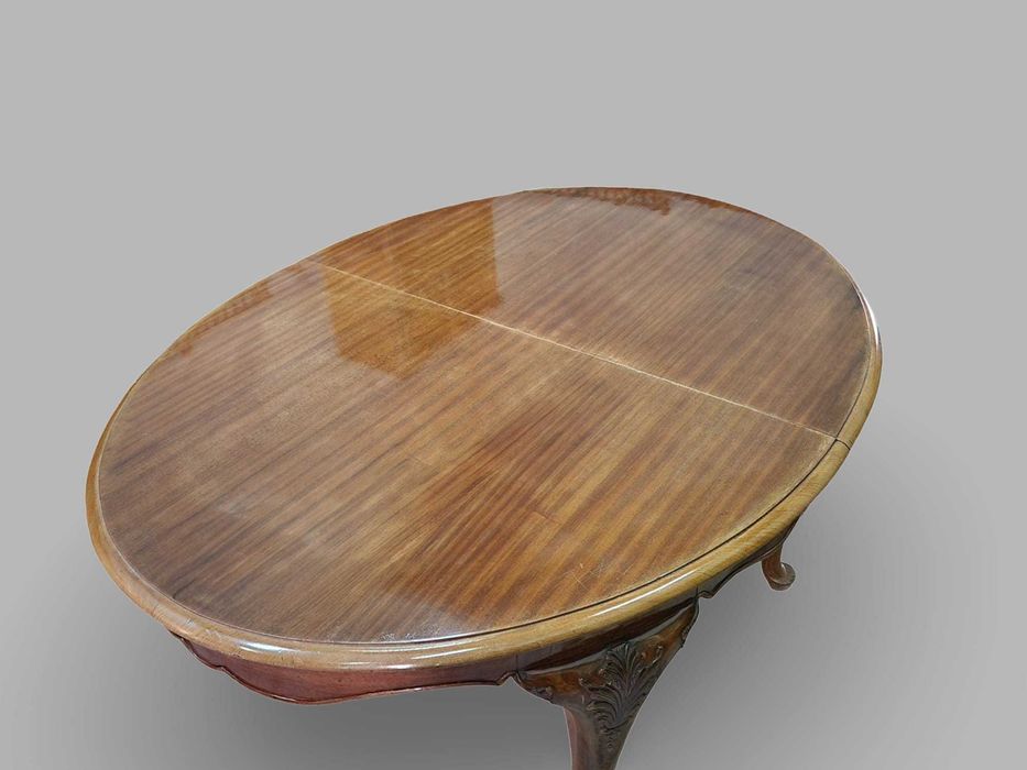 Трапезна овална маса изработена от висококачествен масивен орех