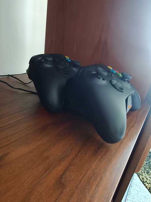 Xbox Series X 1TB + 2 controllere + stație PowerA + 2 jocuri