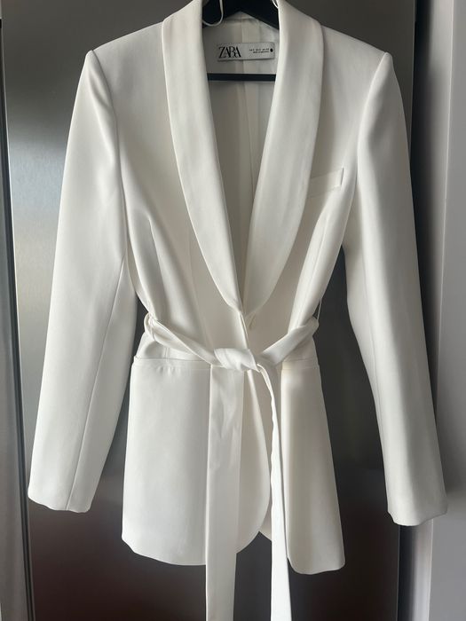 Zara бяло сако с колан