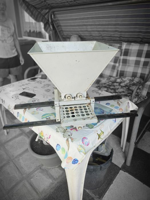 Vând  zdobitor strugurii  cu desciorchinare struguri  manual