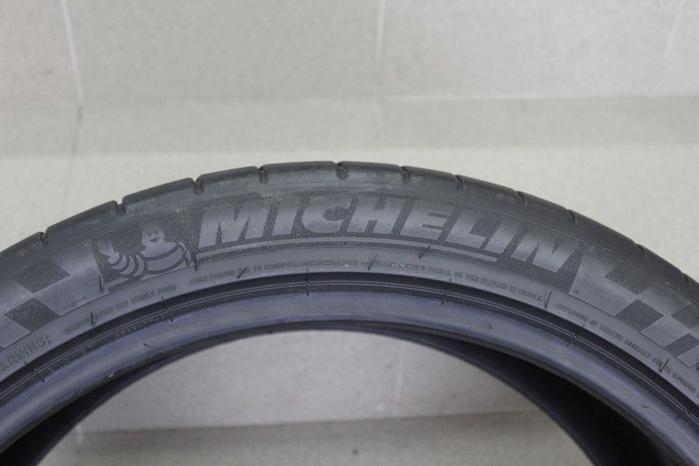 305/35-22 Michelin