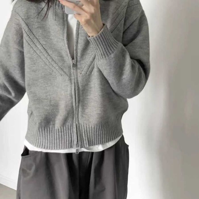 серая кофточка с замком