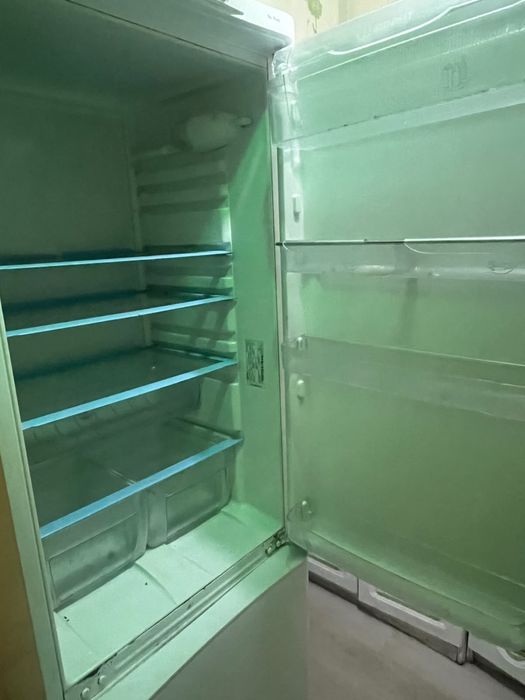 Продам двухкамерный холодильник Indesit