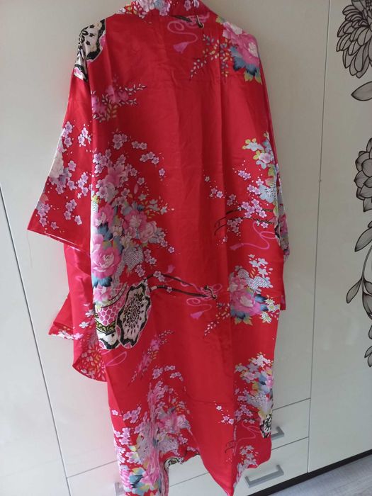 Красиво кимоно дълго универсален размер