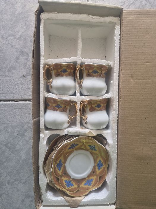 Set de căni și farfurii